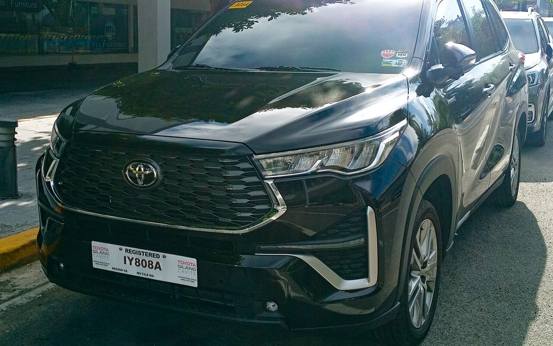 Toyota Innova Hycross premium MPV